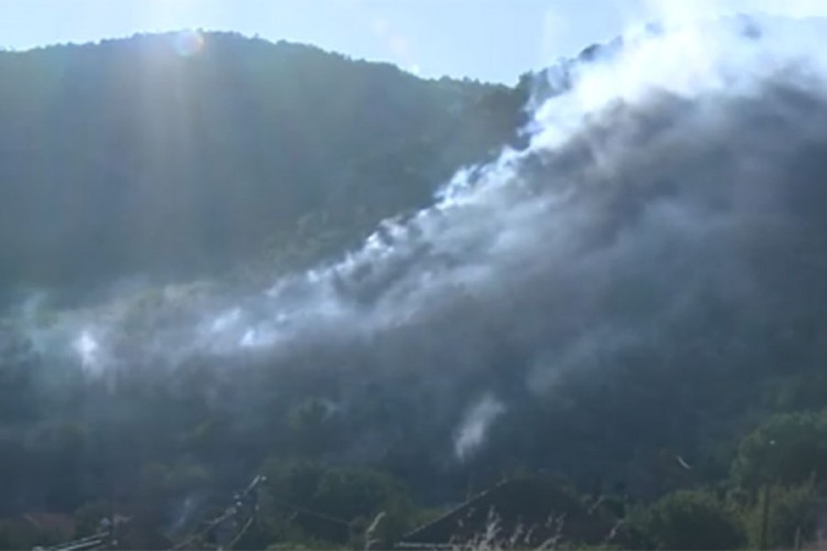 Nepristupačan teren otežava gašenje požara kod Trebinja