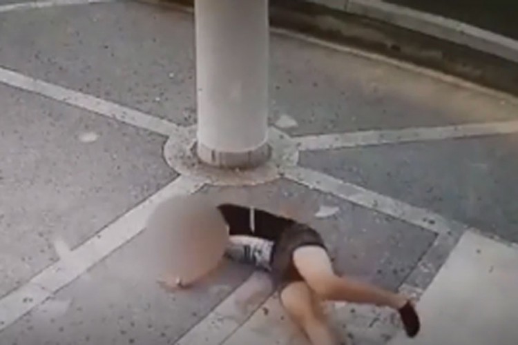 Mladić propao kroz krov, snimile ga kamere