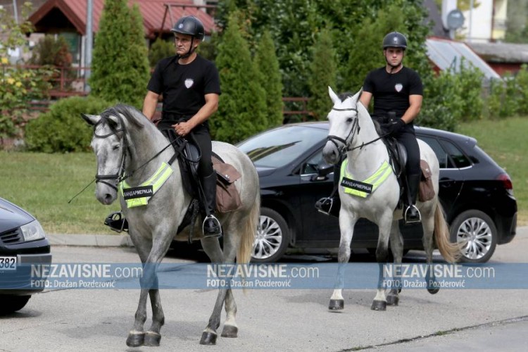 Policajci na konjima prodefilovali Banjalukom