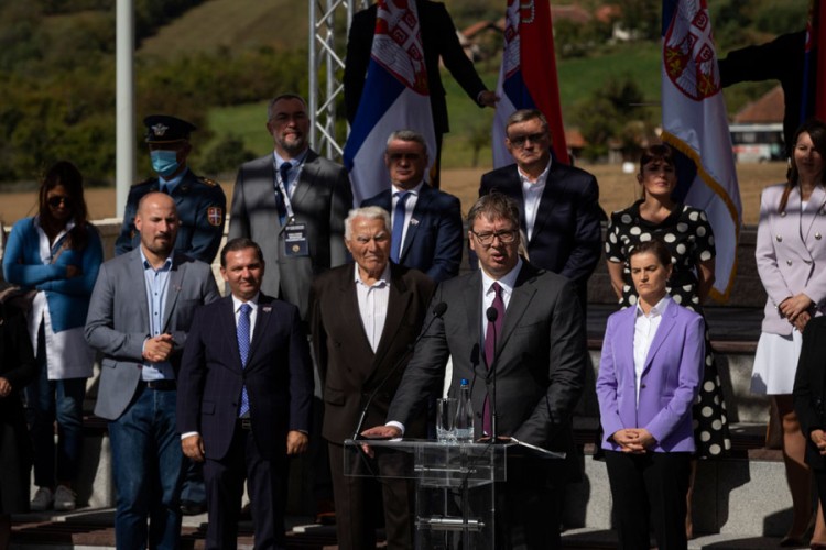 Tramp i Vučić dobili po flašu šljivovice: Popićemo zajedno u Beogradu