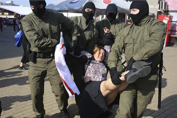 Na protestima u Minsku uhapšeno nekoliko demonstranata