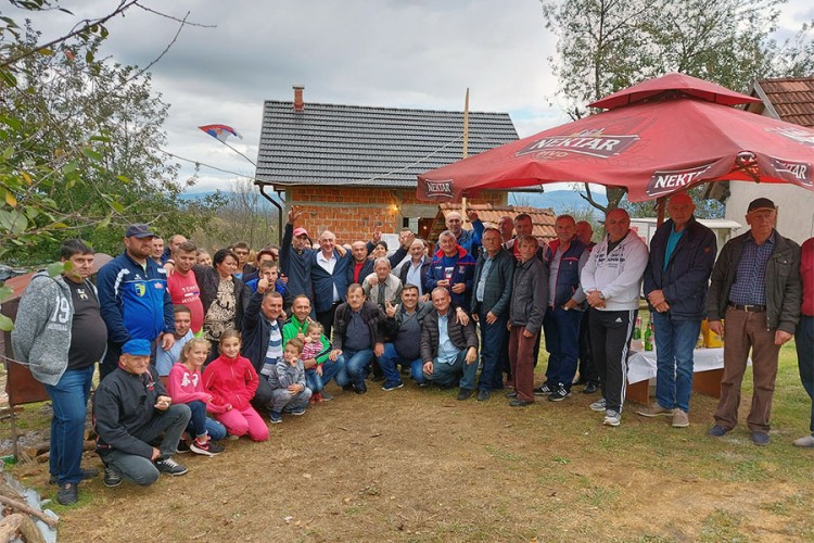 Složni mještani Krivaje pomogli porodici Stević da izgradi kuću