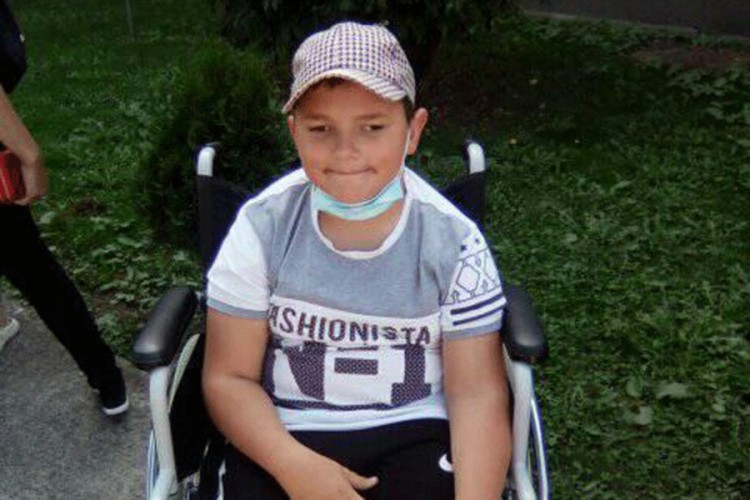 Hrabri dječak Hasan iz Srebrenika nasmijan uprkos cerebralnoj paralizi