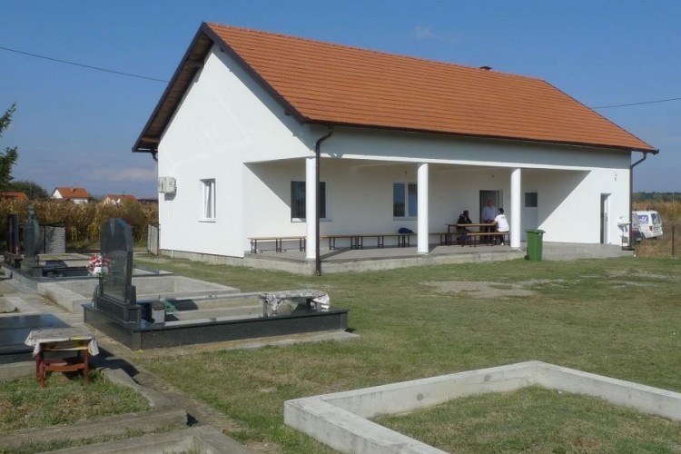 Opremljena pomoćna zgrada na groblju u Batkoviću