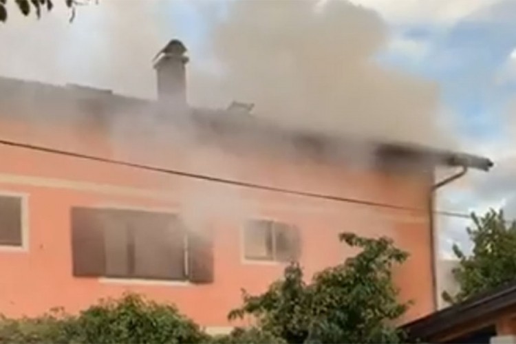 Zapaljena kuća u Bihaću, policija sumnja na migrante