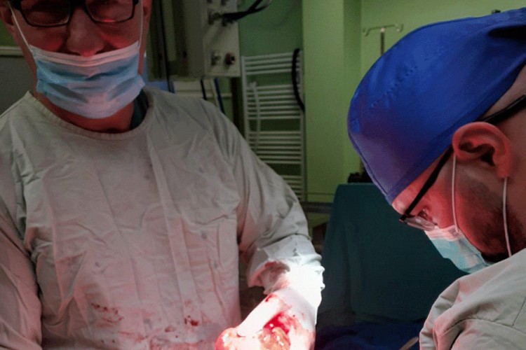 Hirurzi u Sanskom Mostu odstranili tumor težak 2,5 kg