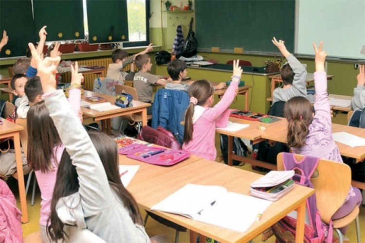 Školska godina u Crnoj Gori počela s mjesec dana zakašnjenja