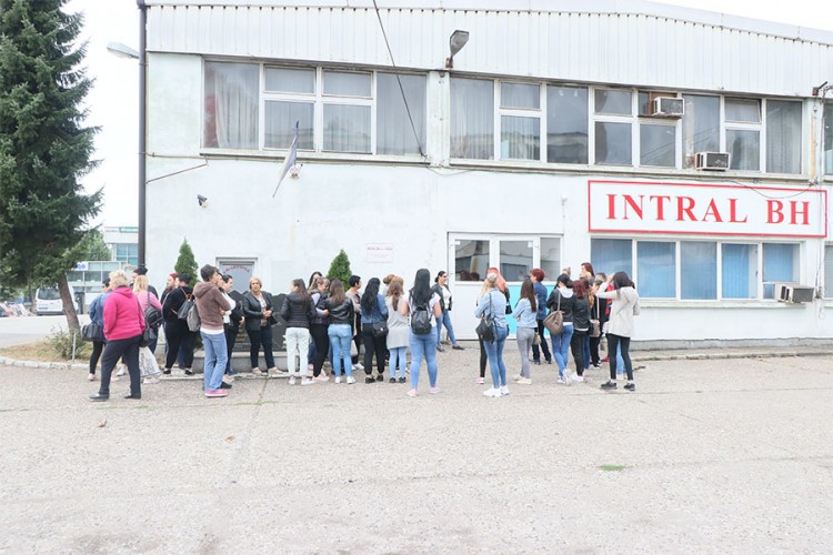 Otpuštene radnice tuzlanskog "Intrala" protestom tražile plate