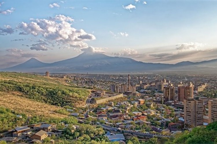 Napeto u Jerevanu: Stižu dobrovoljci, djeca u hotelima