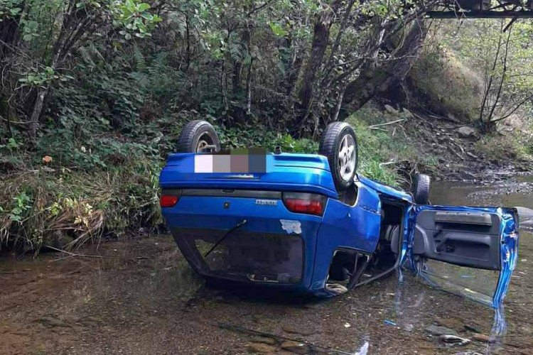 U nesreći kod Teslića poginuo suvozač, pijanog vozača policija pronašla kod kuće