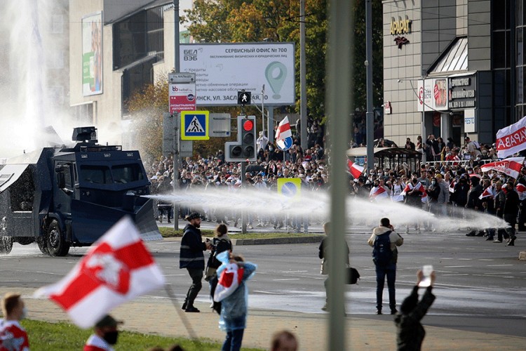 Policija upotrijebila vodeni top na protestima u Minsku