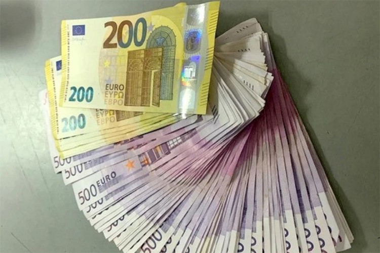 Carinici na Horgošu zaplijenili 150.000 evra, pare nalazili i u patikama