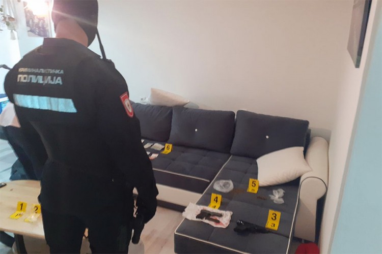 Pretresi u Banjaluci: Pronađena droga i oružje, troje uhapšenih