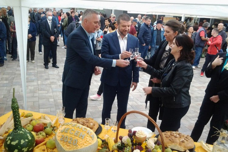 Održana manifestacija "Ozrenska jesen", posjetioce privukli sir i rakija