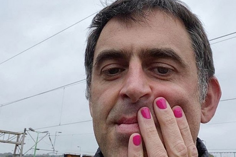 Roni O Saliven rozim noktima podržao borbu protiv raka dojke