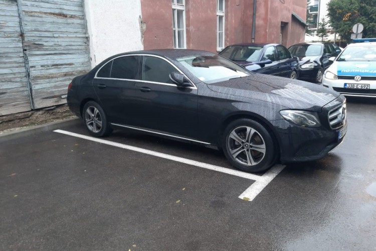 Mercedes oduzet u Doboju, bez vozačke ga dovezao iz Beograda