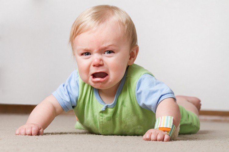 Puštanje bebe da plače protivno roditeljskom instinktu
