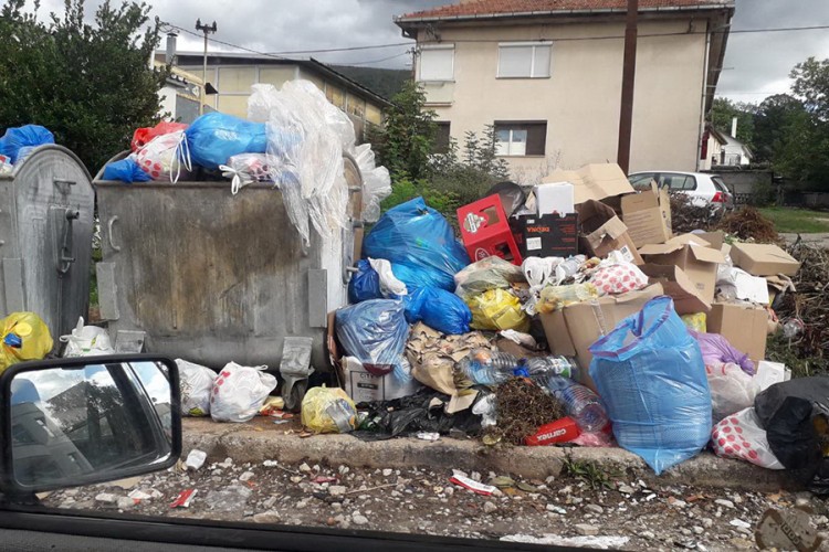 Štrajk komunalaca, Bileća zatrpana smećem