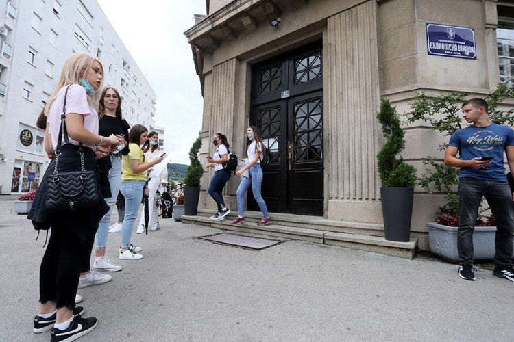 Đacima nalozi za online nastavu da premoste izborne dane