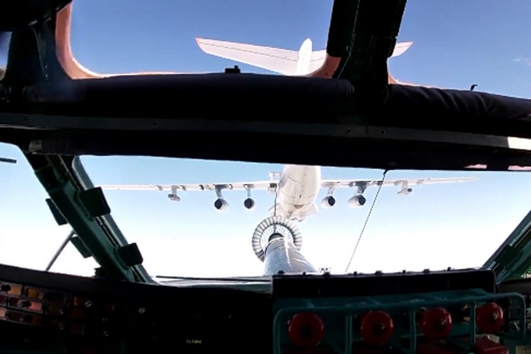 Pogledajte kako bombarder puni gorivo na visini od 6.000 metara