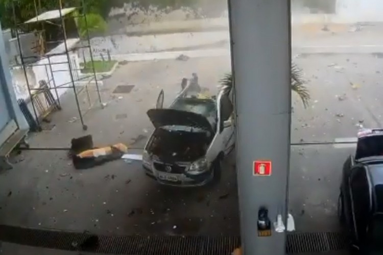 Kamera snimila eksploziju automobila na benzinskoj pumpi