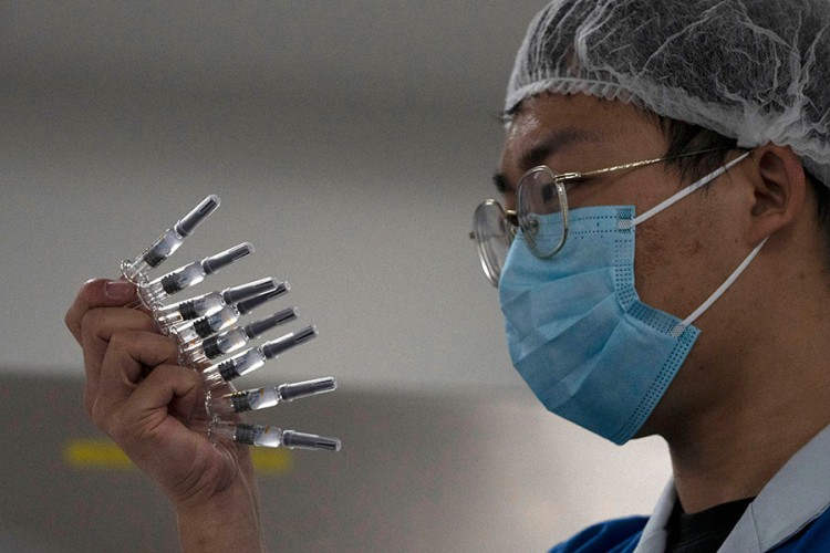 U Kini počelo vakcinisanje protiv korone, građani čekaju u redu