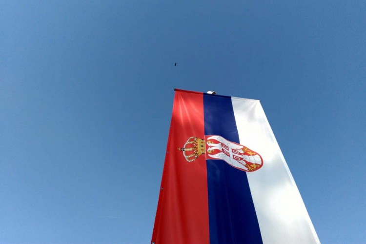 Albanci skinuli i zgazili srpsku zastavu