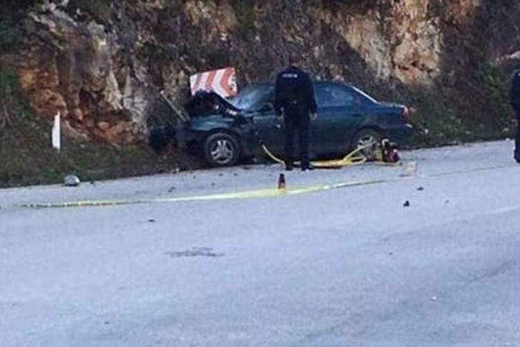 Automobil udario u stijenu, dvije osobe poginule