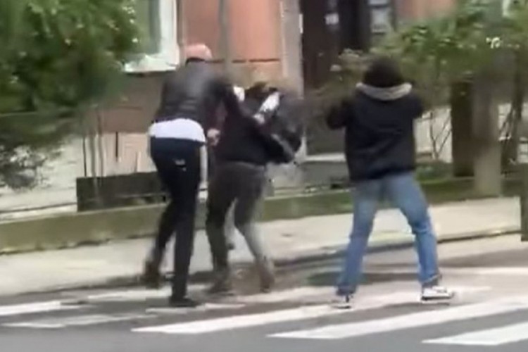Užas u Zagrebu: Tukao mladića na ulici, prolaznici snimali