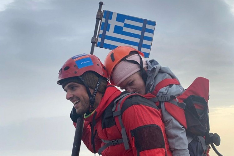 Nosio nepokretnu prijateljicu do najvišeg vrha Grčke