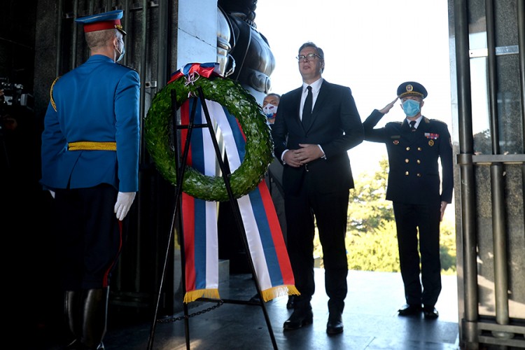 Vučić položio vijenac na spomenik Neznanom junaku na Avali