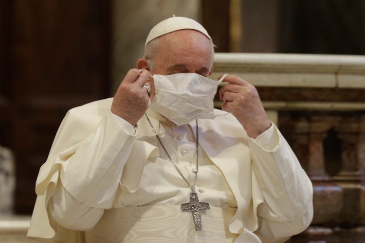 Papa prvi put nosio masku na molitvi