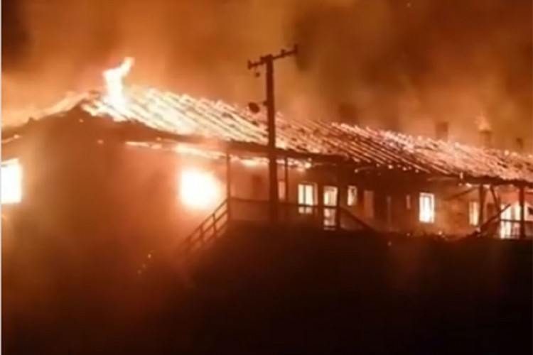 Požar u Baču: Vatra progutala stanove 20 porodica