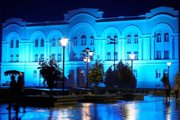I Banski dvor u Banjaluci i Stari most u Mostaru osvijetljeni plavom bojom
