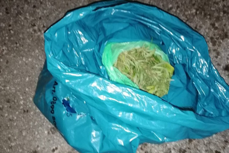 U mercedesu pronađeno 2,8 kilograma marihuane, uhapšeni supružnici