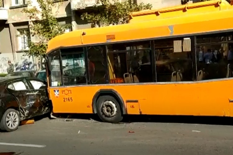 Trolejbusu otkazale kočnice, vozač izbjegao kiosk, ima povrijeđenih