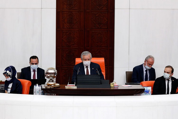Turski parlament usvojio deklaraciju kojom oštro osuđuje izjave Makrona