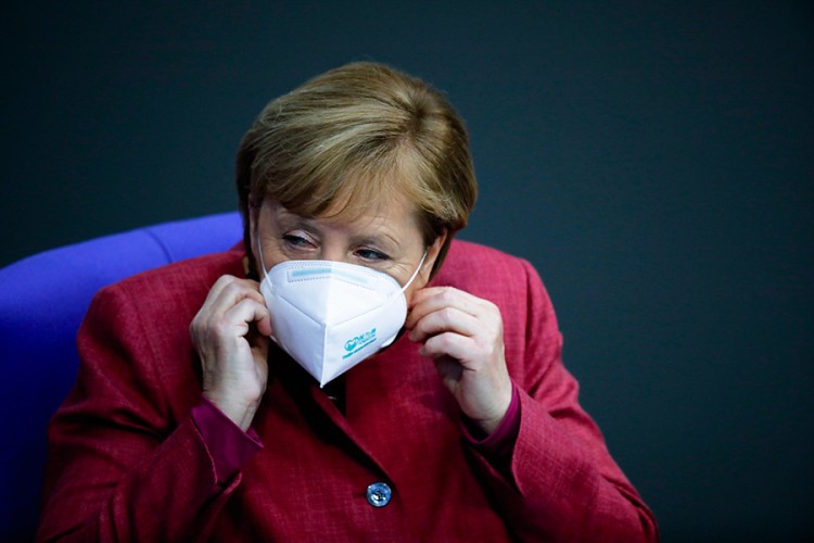 Merkelovu kritikovali zbog kineske "fejk" maske