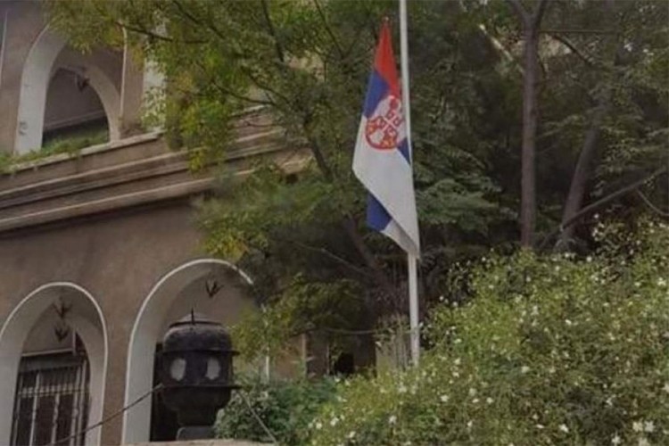 Srpska zastava na pola koplja u Siriji, pravoslavci tuguju za Amfilohijem