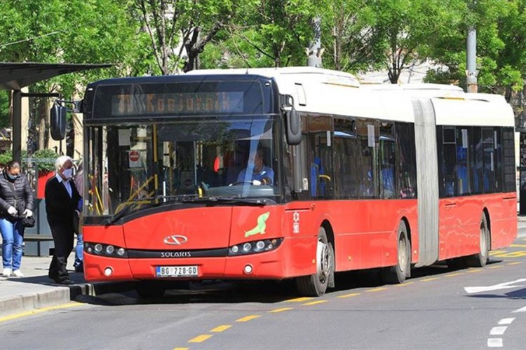 Ubačen suzavac u gradski autobus u Beogradu, vozač u bolnici