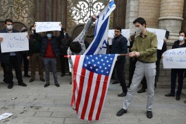 Talas bijesa zahvatio Iran, palili američku i izraelsku zastavu