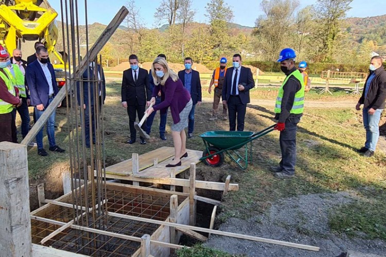Predsjednica RS položila kamen temeljac za fiskulturnu salu u Tesliću