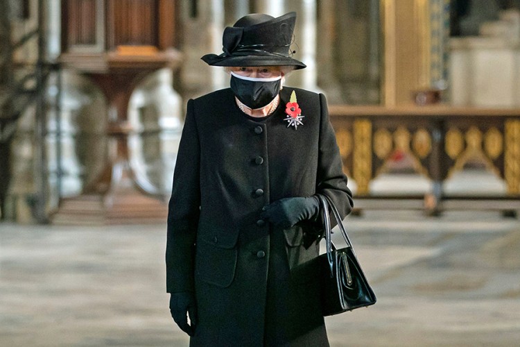 Kraljica Elizabeta prvi put sa maskom u javnosti