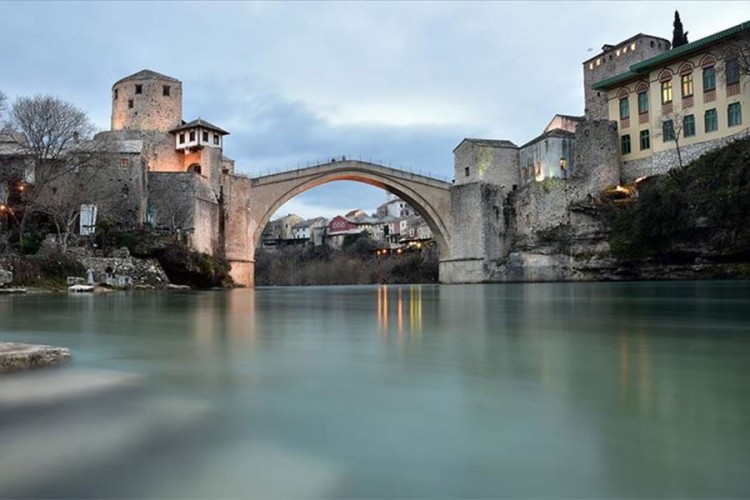 Stari most u Mostaru srušen na današnji dan