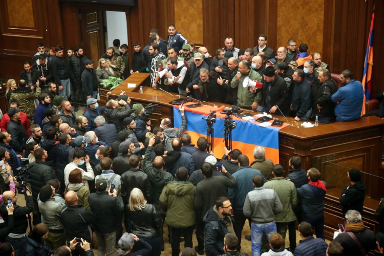 Demonstranti probili kordon i upali u zgradu Vlade Jermenije