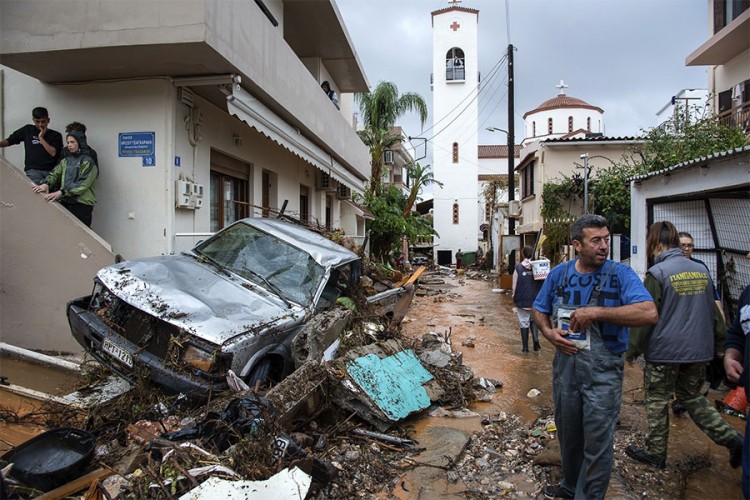 Poplave nosile automobile, oštećene kuće i putevi na Kritu
