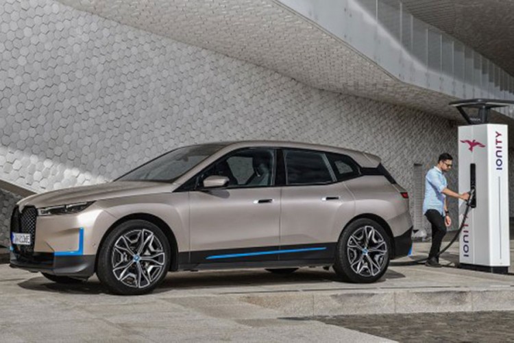 Revolucionarni električni BMW SUV sa 500 "konja"
