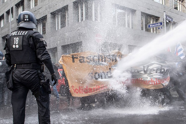 Policija vodenim topovima rastjerala demonstrante u Frankfurtu