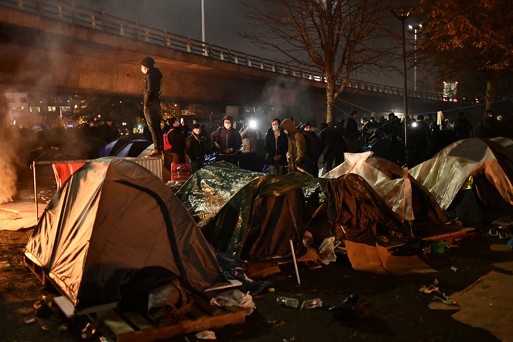 Uklonjen migrantski kamp u predgrađu Pariza