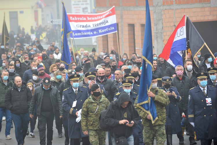 Hiljade ljudi u Koloni sjećanja u Vukovaru, bio i Vučićev izaslanik